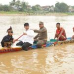 gubernur-riau-dan-dikha-mendayung-j