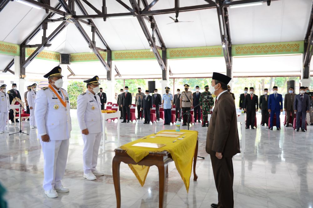 gubernur-riau-lantik-dua-pasangan-k