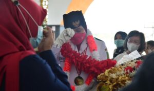 haru-orang-tua-sambut-kedatangan-p