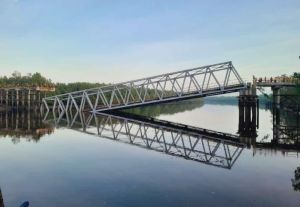 jembatan-perawang-di-meranti-ambruk