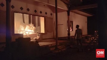 kantor-mapolsek-candipuro-dibakar-massa_169