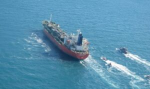 kapal_tanker_melintas_selat_hormuz-36XU_large