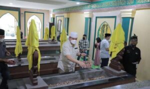 kapolda-riau-ziarah-makam-marhum-pe
