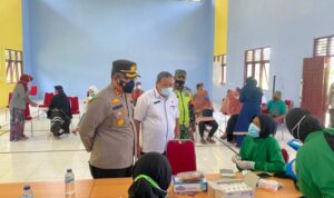 kapolres-siak-tinjau-vaksinasi-di-d