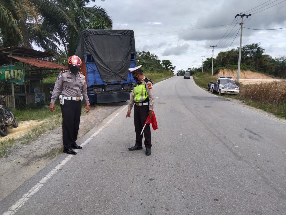 livina-tabrak-fuso-pns-dan-bayi-me