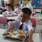 murid-sd-menikmati-menu-makan-bergizi-gratis-di-salah-satu-sdn-pekanbaru-beberapa-waktu-lalu-dok-riauposco-S0kU2