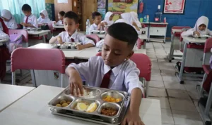 murid-sd-menikmati-menu-makan-bergizi-gratis-di-salah-satu-sdn-pekanbaru-beberapa-waktu-lalu-dok-riauposco-S0kU2