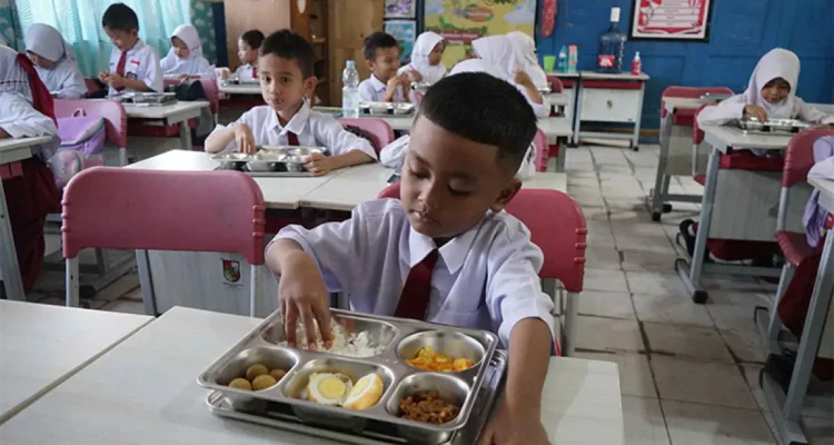 murid-sd-menikmati-menu-makan-bergizi-gratis-di-salah-satu-sdn-pekanbaru-beberapa-waktu-lalu-dok-riauposco-S0kU2