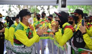 pemprov-riau-beri-penghargaan-kepad