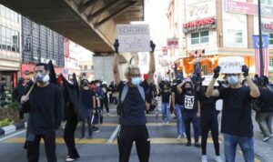 ratusan-anak-muda-berpakaian-hitam-berunjuk-rasa-dekat-lapangan_210731205546-622
