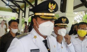 resmi-dilantik-jadi-bupati-kuansing