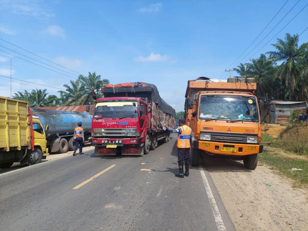 selama-2021-1683-truk-ditilang-di