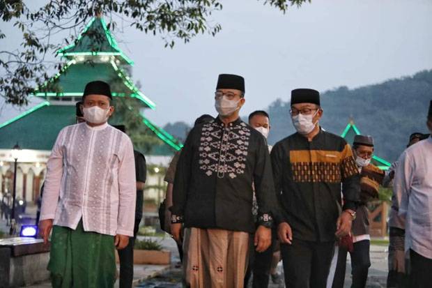 subuh-berjamaah-di-masjid-agung-sumedang-anies-terkenang-masa-kecilnya-wjy