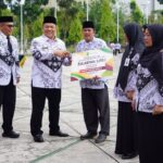 tiga-guru-berprestasi-terima-hadiah