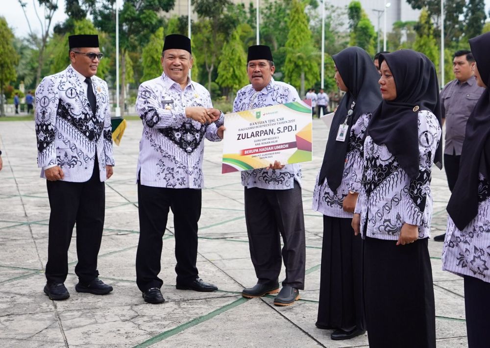 tiga-guru-berprestasi-terima-hadiah