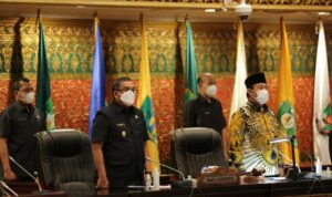 wagubri-hadiri-rapat-paripurna-dprd