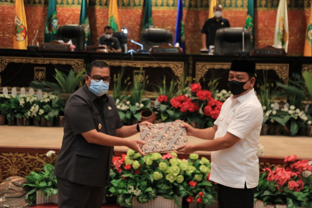 wagubri-sampaikan-raperda-tentang-p
