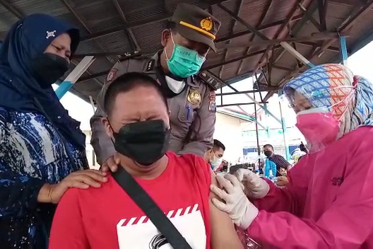 warga-inhu-menangis-saat-disuntik-v